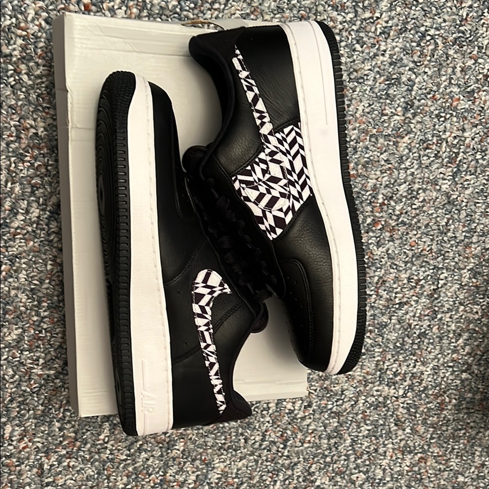 Men’s nike AF1 Air Force 1 size 12  black & white design ~2018 NWT never worn